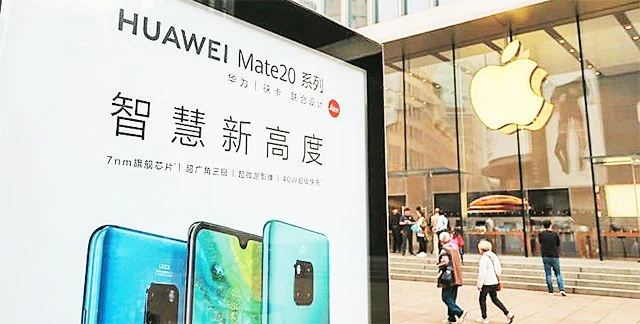 Quảng cáo Huawei bên ngoài một cửa hàng Apple ở Thượng Hải, Trung Quốc.