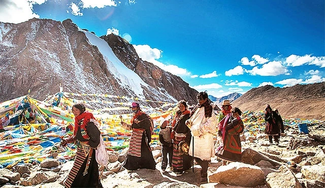 Khách hành hương đi kora quanh núi thiêng Kailash.