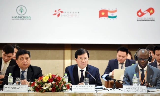 Phó Thủ tướng Trịnh Đình Dũng (giữa) phát biểu tại VBF giữa kỳ 2019. Ảnh: Đoàn Bắc