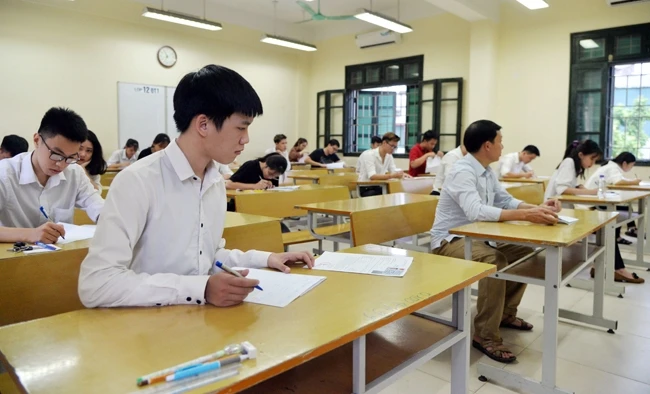 Các thí sinh làm bài thi môn Ngữ văn tại điểm thi Trường THPT Thăng Long (TP Hà Nội). Ảnh: Mỹ Hà