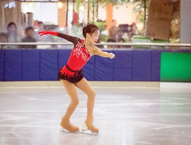 Trần Khánh Linh là một trong số những tài năng trẻ có tuổi thơ gắn liền cùng trượt băng nghệ thuật.