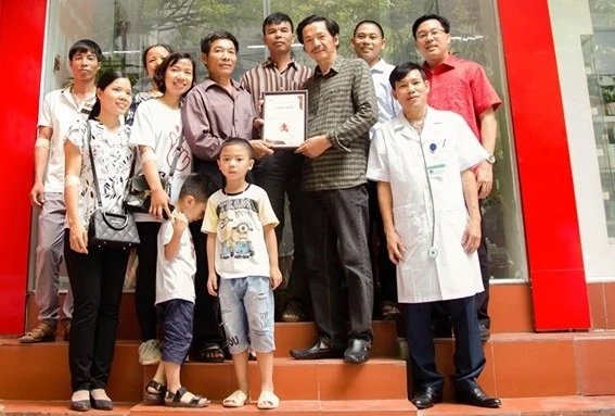 10 thành viên thuộc ba thế hệ trong gia đình ông Lê Trung Truyền cùng đến điểm hiến máu.