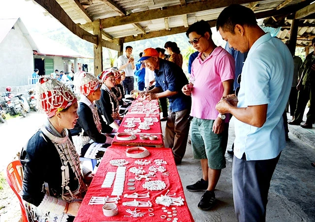 Du khách tham quan bản Séo Pờ Hồ - làng nghề kéo bạc ở huyện Bát Xát (Lào Cai).