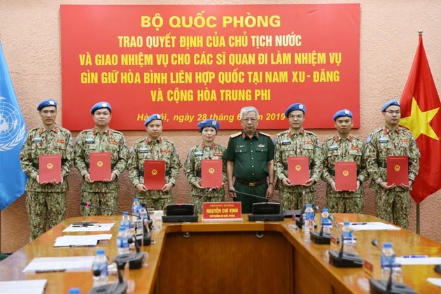 Thượng tướng Nguyễn Chí Vịnh trao Quyết định của Chủ tịch nước cho bảy sĩ quan.