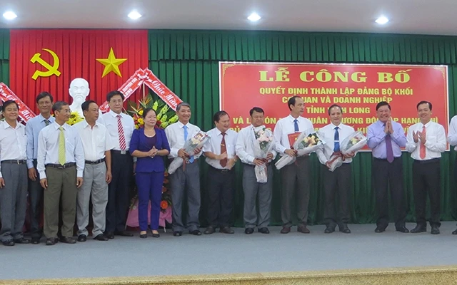 Ra mắt Ban Chấp hành Đảng bộ Khối cơ quan và doanh nghiệp tỉnh Vĩnh Long.