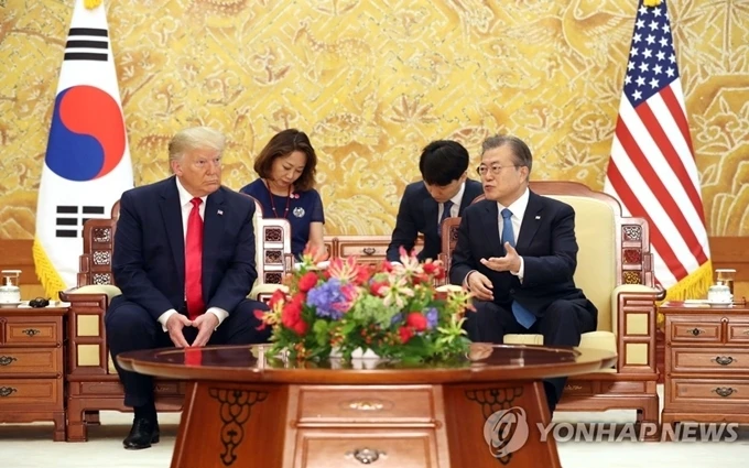 Tổng thống Moon Jae-in (bên phải) và Tổng thống Donald Trump tại Văn phòng Tổng thống Hàn Quốc ngày 30-6. (Ảnh: Yonhap)