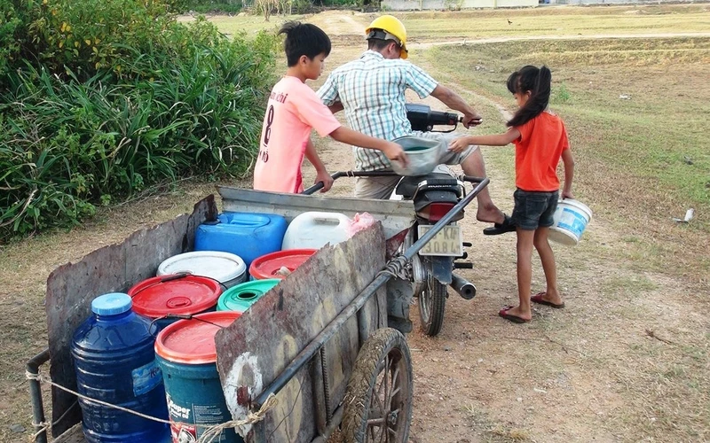 Người dân xã Quảng Phú, huyện Quảng Trạch (Quảng Bình) chở nước giếng cổ của làng về dùng.