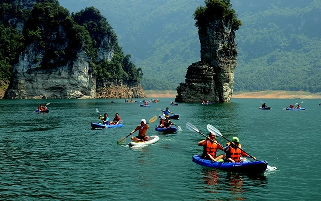 Khách du lịch chèo thuyền kayak trên hồ thủy điện Tuyên Quang. Ảnh: HÀ THẾ ĐÔ