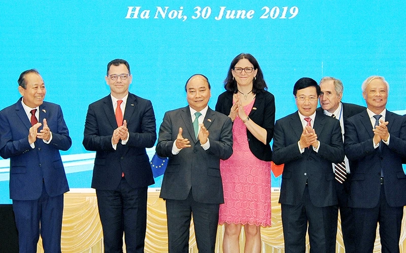 Thủ tướng Nguyễn Xuân Phúc và các đại biểu tại lễ ký. Ảnh: TRẦN HẢI
