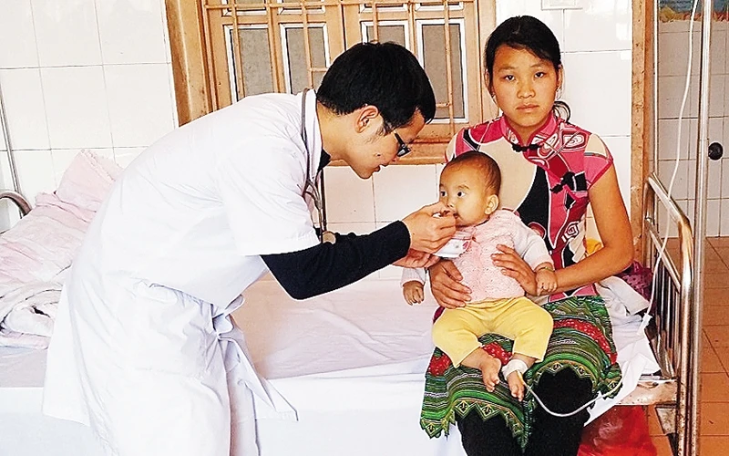 Bác sĩ Nguyễn Văn Hiếu khám, chữa bệnh cho bà con. Ảnh | THANH HÙNG