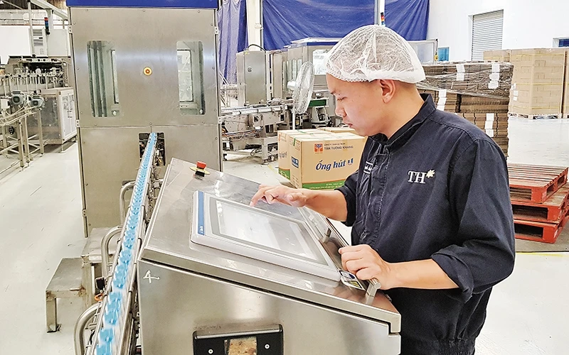 Ðiều khiển dây chuyền đóng hộp sữa tươi tại Nhà máy sữa TH True Milk (Nghĩa Ðàn, Nghệ An). 