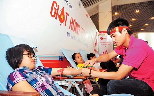Thanh niên hiến máu tình nguyện tại Lễ hội Xuân hồng.
