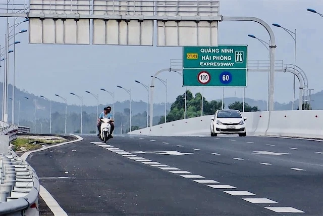 Tình trạng người điều khiển xe máy cố tình đi trên tuyến cao tốc Hạ Long - Hải Phòng ngày càng nhiều mà chưa được xử lý triệt để