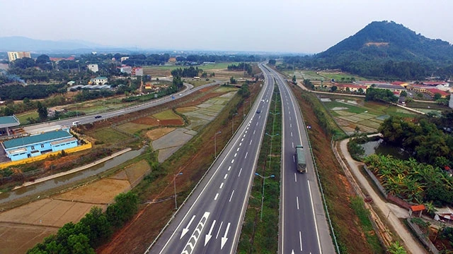 Đường cao tốc Hà Nội-Lào Cai, dự án sử dụng vốn vay ODA, góp phần thúc đẩy kinh tế - xã hội. Ảnh TRỌNG HẢI