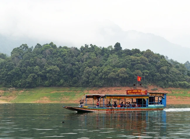 Du khách tham quan hồ thủy điện Tuyên Quang (tỉnh Tuyên Quang). Ảnh: MỸ HÀ