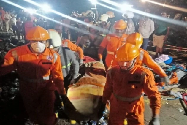 Lực lượng cứu hộ tìm kiếm thi thể các nạn nhân trong đêm sau khi vỡ đập (Ảnh: IndiaTimes)