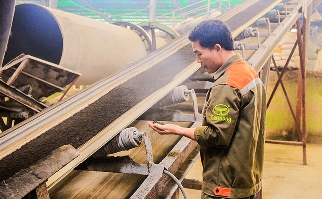 Sản xuất phân bón hữu cơ tại Công ty cổ phần Công nông nghiệp Tiến Nông (Thanh Hóa).