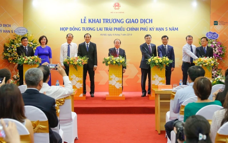 Đúng 9 giờ ngày 4-7, Thứ trưởng Huỳnh Quang Hải cùng các đồng chí lãnh đạo đã nhấn nút khai trương giao dịch sản phẩm HĐTL TPCP trước sự chứng kiến của các lãnh đạo các bộ ngành, quan khách và các thà