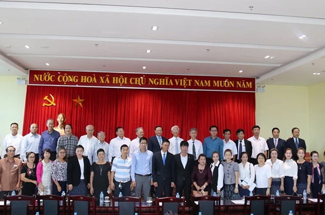 Đại sứ Việt Nam tại Lào và đại diện bà con kiều bào và doanh nghiệp Việt Nam chụp ảnh kỷ niệm sau cuộc gặp gỡ, chiều 4-7. 