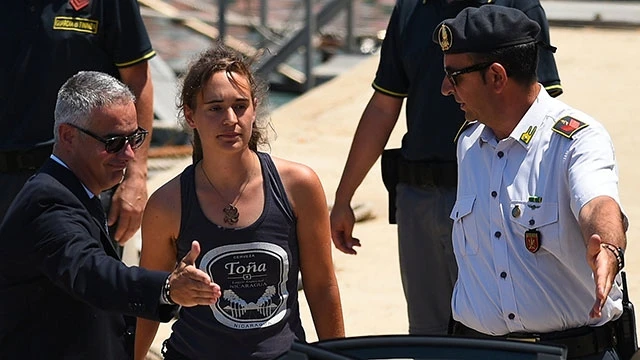 Nữ thuyền trưởng Carola Rackete bị giới chức Italia bắt giữ. Ảnh: EVENING STANDARD