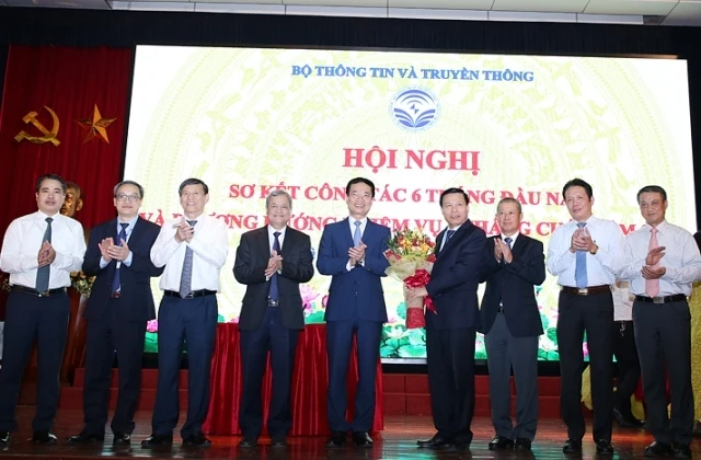 Bộ trưởng TT-TT Nguyễn Mạnh Hùng tặng hoa cho đại diện UBND tỉnh Bắc Ninh và Bắc Cạn.