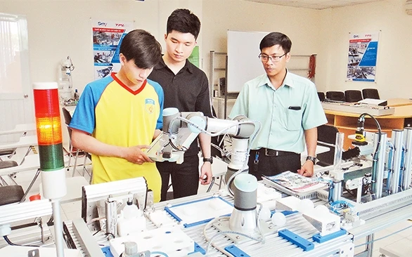 Ðào tạo nguồn nhân lực vi mạch bán dẫn tại Trung tâm đào tạo Khu Công nghệ cao TP Hồ Chí Minh.