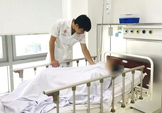 BS Phạm Văn Cường chăm sóc bệnh nhân sau phẫu thuật. 