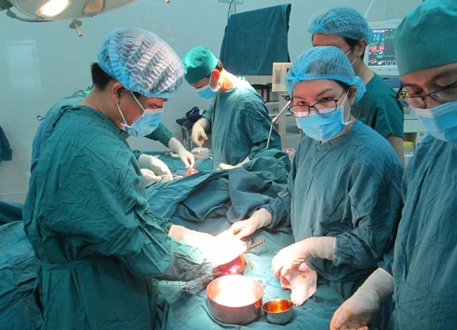Ê kíp tham gia phẫu thuật cắt bỏ phần tay bị máy nghiền nát của bệnh nhân.