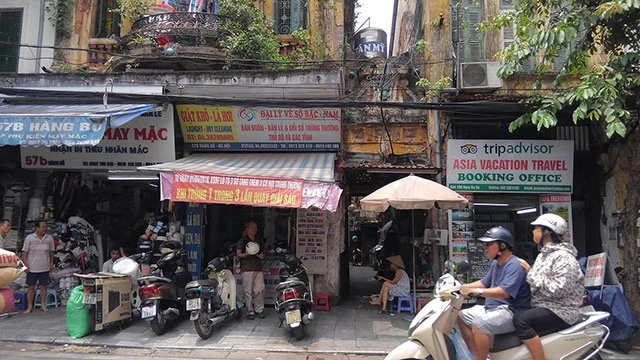 Nhiều nhà dân ở khu phố cổ Hà Nội đã xuống cấp trầm trọng.
