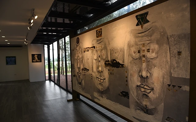 Không gian trưng bày tác phẩm của họa sĩ Nguyễn Quân trong khu rừng thông, AIF 2017. Ảnh: Phạm Hoàng Minh