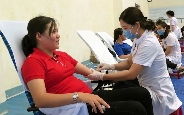Đông đảo người dân tham gia hiến máu tình nguyện.