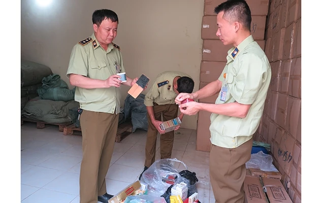Lực lượng quản lý thị trường Lạng Sơn tịch thu một số dược liệu không rõ nguồn gốc xuất xứ.