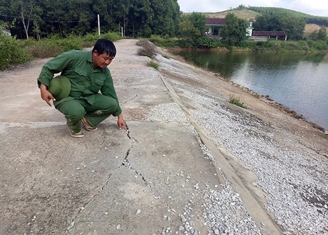 Đập Hố Môn tại xã Thịnh Thành, huyện Yên Thành, tỉnh Nghệ An bị xuống cấp từ nhiều năm nay.Ảnh: ĐÌNH TUỆ