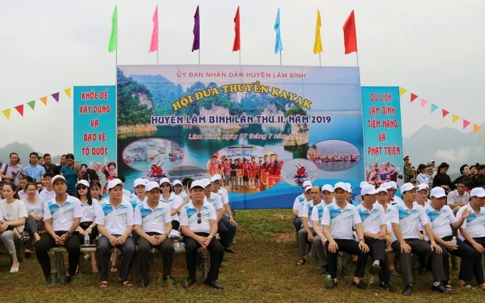 Đại biểu tham dự lễ khai mạc Hội đua thuyền kayak huyện Lâm Bình lần thứ II-2019