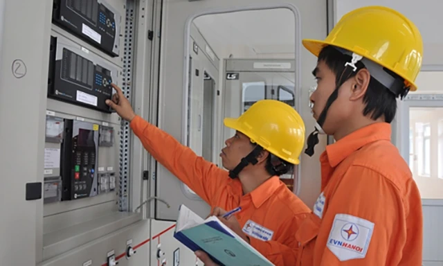 Công nhân Tổng công ty Điện lực TP Hà Nội kiểm tra, giám sát chặt chẽ thông số tiêu thụ điện. 