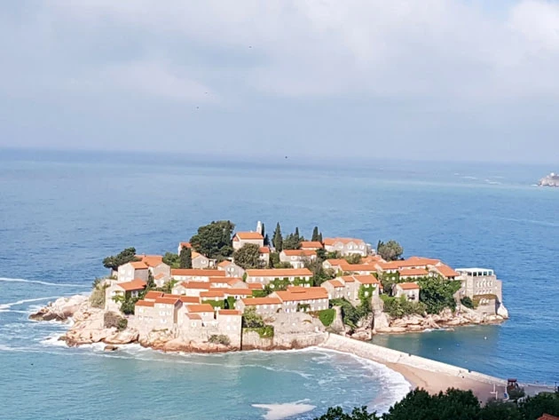 Montenegro có bờ biển dài khoảng 250 km, mang đến nhiều “thiên đường” thích hợp cho nghỉ dưỡng.