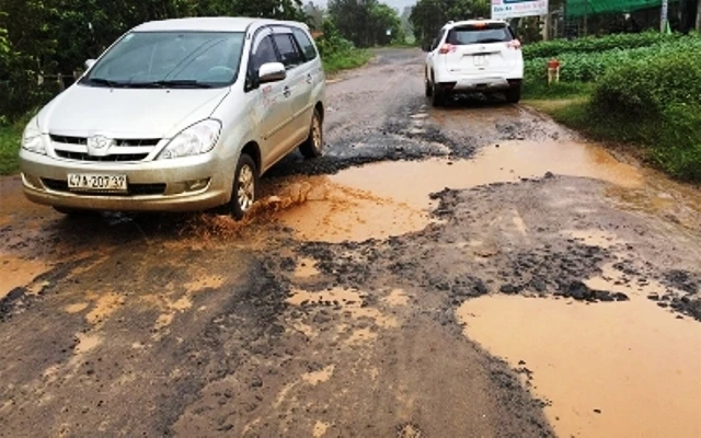 Tỉnh lộ 12 đoạn qua xã Hòa Sơn, huyện Krông Bông, bị xuống cấp, hư hỏng nhiều năm nay, ảnh hưởng lớn giao thông của người dân.
