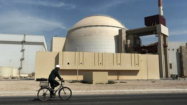 Bên ngoài lò phản ứng hạt nhân Bushehr của Iran. Ảnh: AP