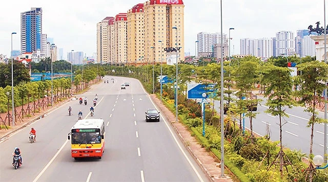 Việc đầu tư xây dựng hạ tầng giao thông Hà Nội đã có những bước phát triển vượt bậc. Trong ảnh: Tuyến đường Võ Chí Công kết nối giao thông khu vực trung tâm thành phố với đường Võ Nguyên Giáp đến sân 