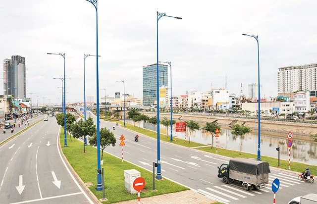 Hạ tầng giao thông TP Hồ Chí Minh dù đã được đầu tư, song chưa kết nối với cả vùng Nam Bộ. Trong ảnh: Một đoạn đại lộ Võ Văn Kiệt (TP Hồ Chí Minh) lưu thông với vùng Đông và Tây Nam Bộ.