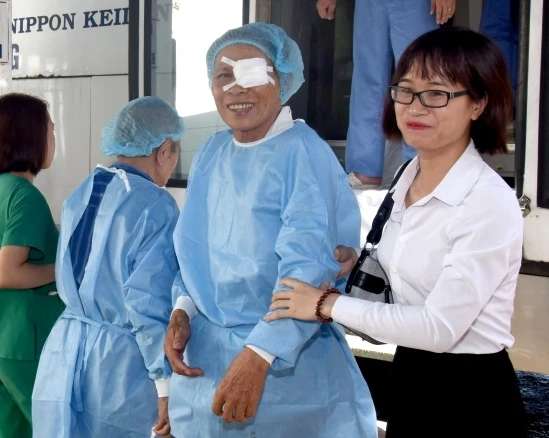 Niềm vui của bệnh nhân Trần Ngọc Ngọ (66 tuổi), ở xã Kim Liên sau khi được phẫu thuật mắt.