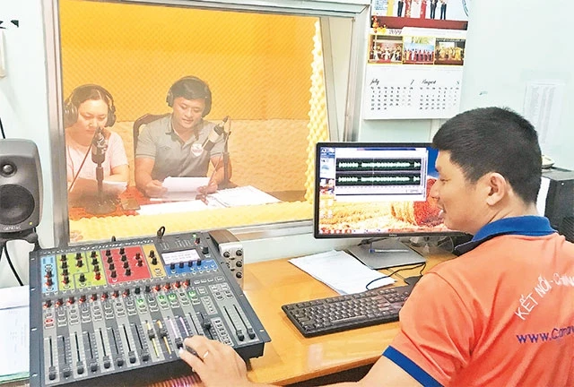 Mỗi ngày Đài Truyền thanh huyện Củ Chi đều thực hiện tiết mục "Người tốt, việc tốt". Trong ảnh: Nhân viên Đài thu âm chương trình.