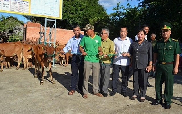 Trao bò giống hỗ trợ các hộ nghèo ở buôn Drăng Phốc.