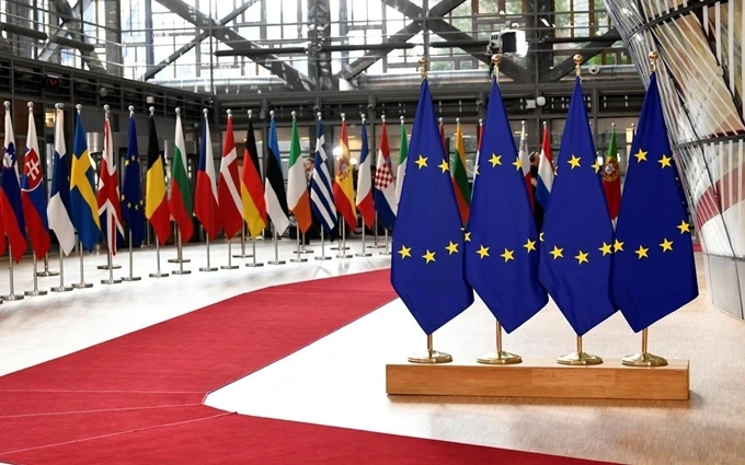 Cờ của EU và các nước thành viên tại Brussels, ngày 2-7. (Ảnh: Reuters)