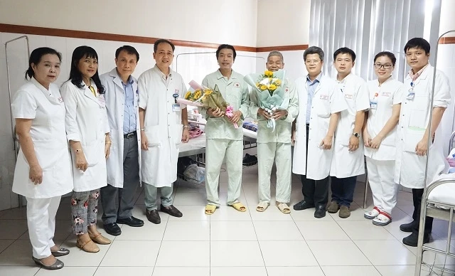 Hai bệnh nhân đã tìm lại được ánh sáng nhờ giác mạc hiến của cụ Nguyễn Viết Bồng.
