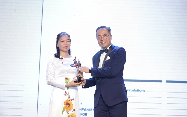 Bà Trần Thị Mỹ Hạnh - Phó TGĐ Tập đoàn Sun Group, đại diện nhận giải thưởng Top 50 doanh nghiệp có môi trường làm việc tốt nhất châu Á 2019 từ ông William Ng, Tổng biên tập tạp chí HR Asia.