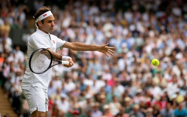Roger Federer có chiến thắng thứ 100 tại Wimbledon sau khi đánh bại Kei Nishikori ở tứ kết.