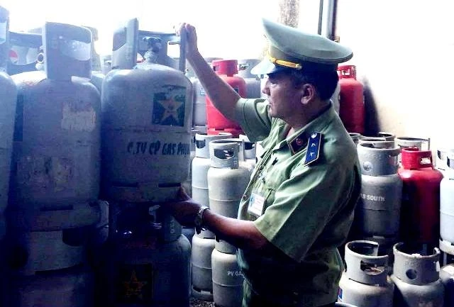 Lực lượng QLTT tỉnh Đác Lắc kiểm tra vỏ bình gas tại doanh nghiệp tư nhân thương mại dịch vụ Thanh Tin.