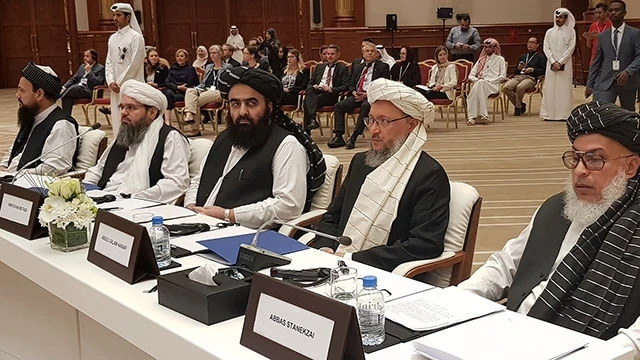 Các đại diện của Taliban tham gia cuộc đàm phán nội bộ tại Doha. Ảnh: VOA