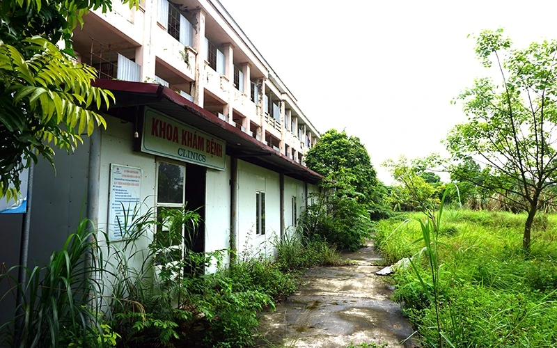 Nhiều hạng mục công trình của dự án Bệnh viện đa khoa 1.000 giường ở huyện Mê Linh (Hà Nội) bị bỏ hoang.